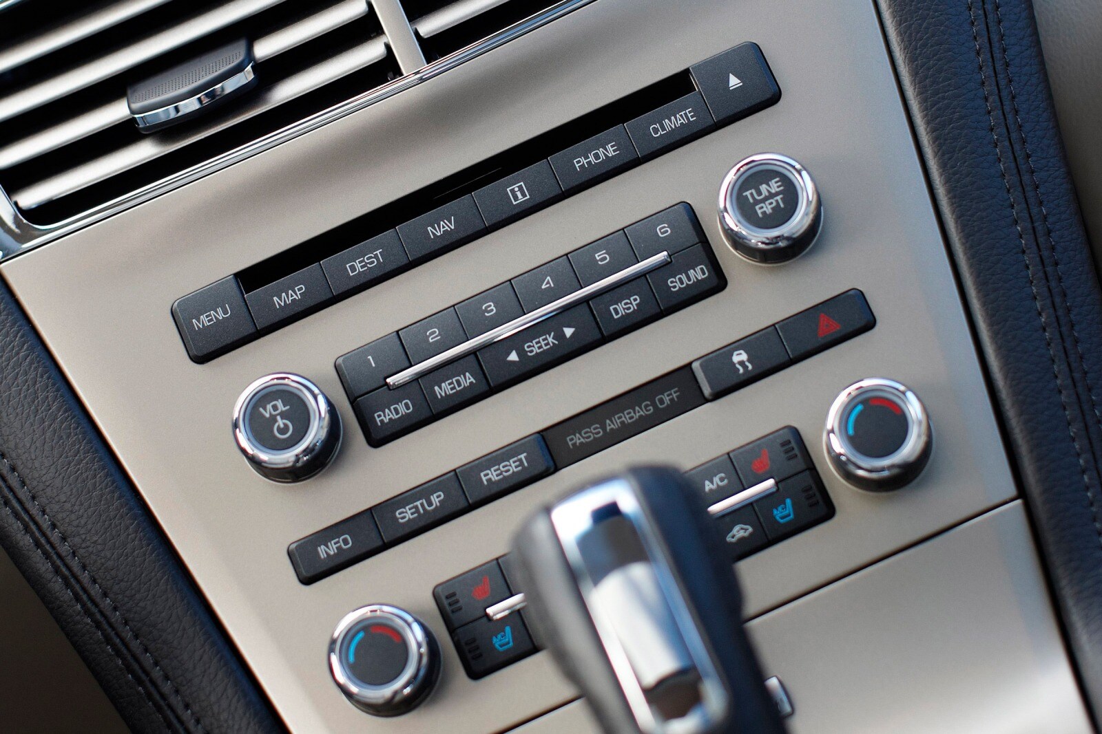 2010 Lincoln MKT interior CC