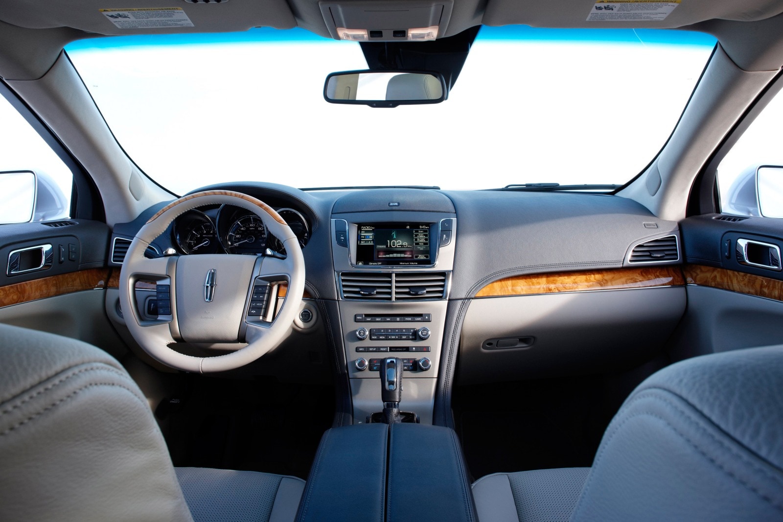 2010 Lincoln MKT interior D