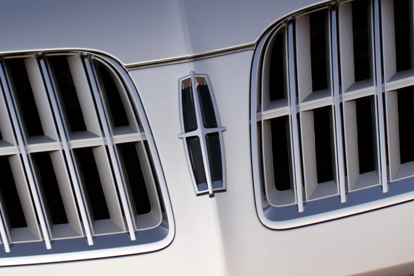 2010 Lincoln MKT — OEM photo 3