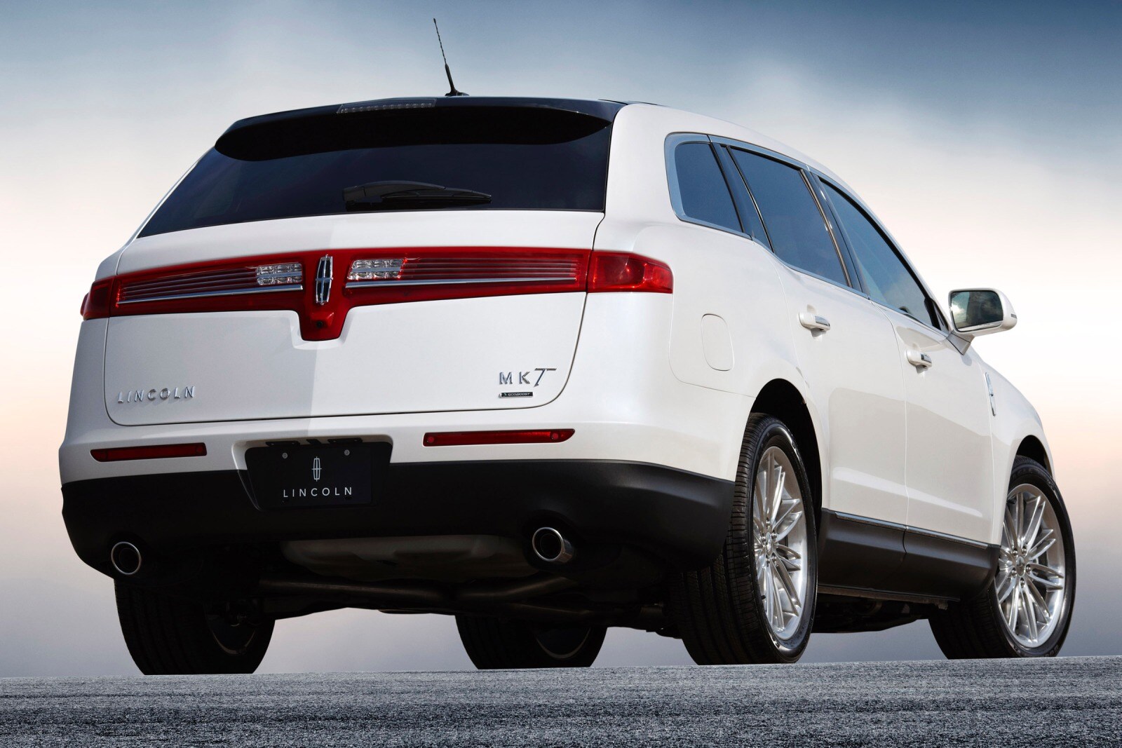 2016 Lincoln MKT exterior EXM