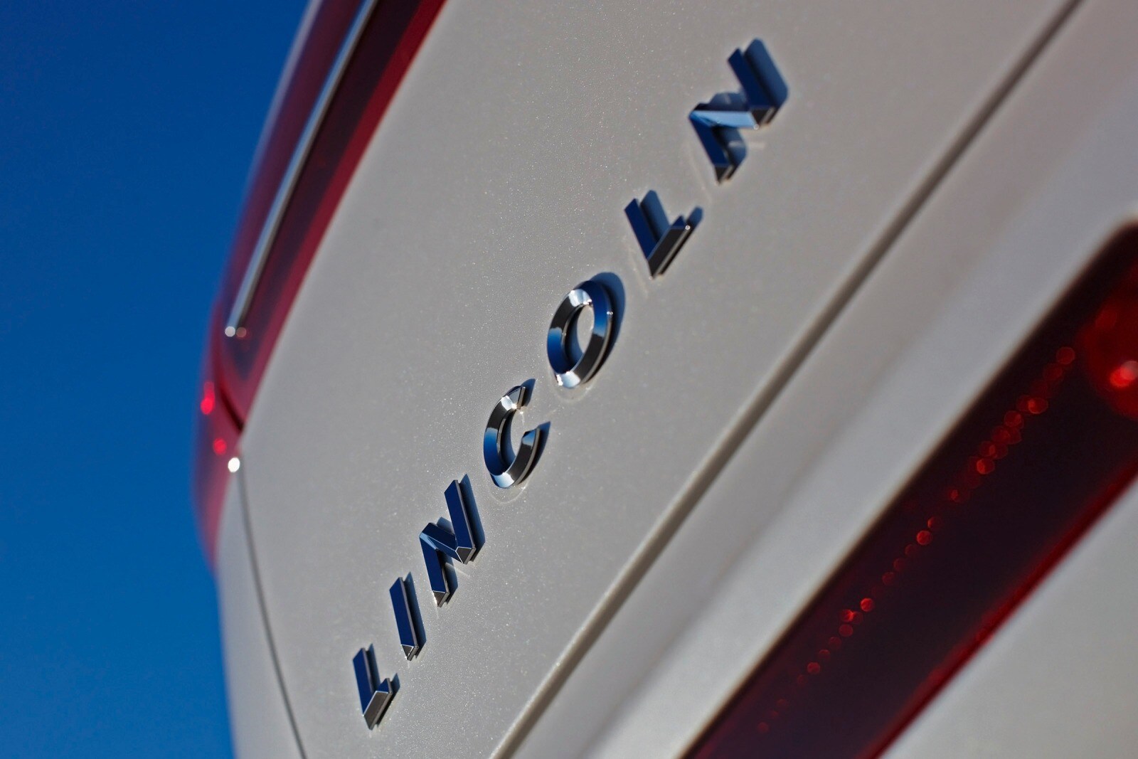 2016 Lincoln MKT — OEM photo 2