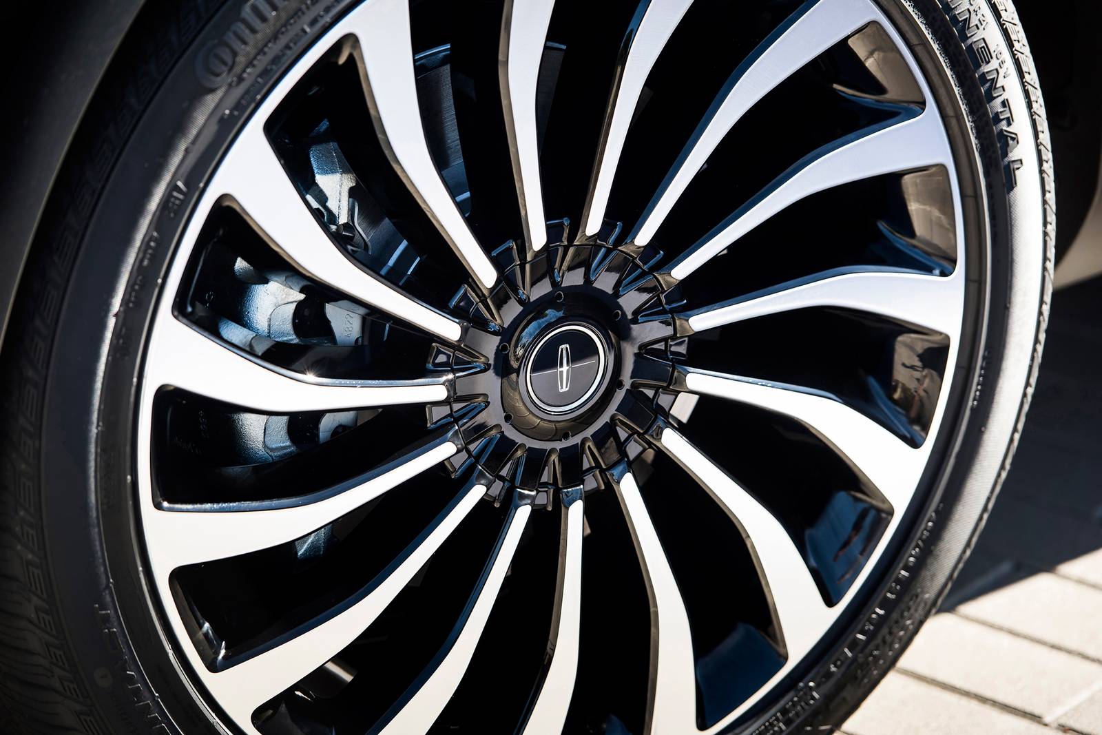 2019 Lincoln Nautilus exterior W
