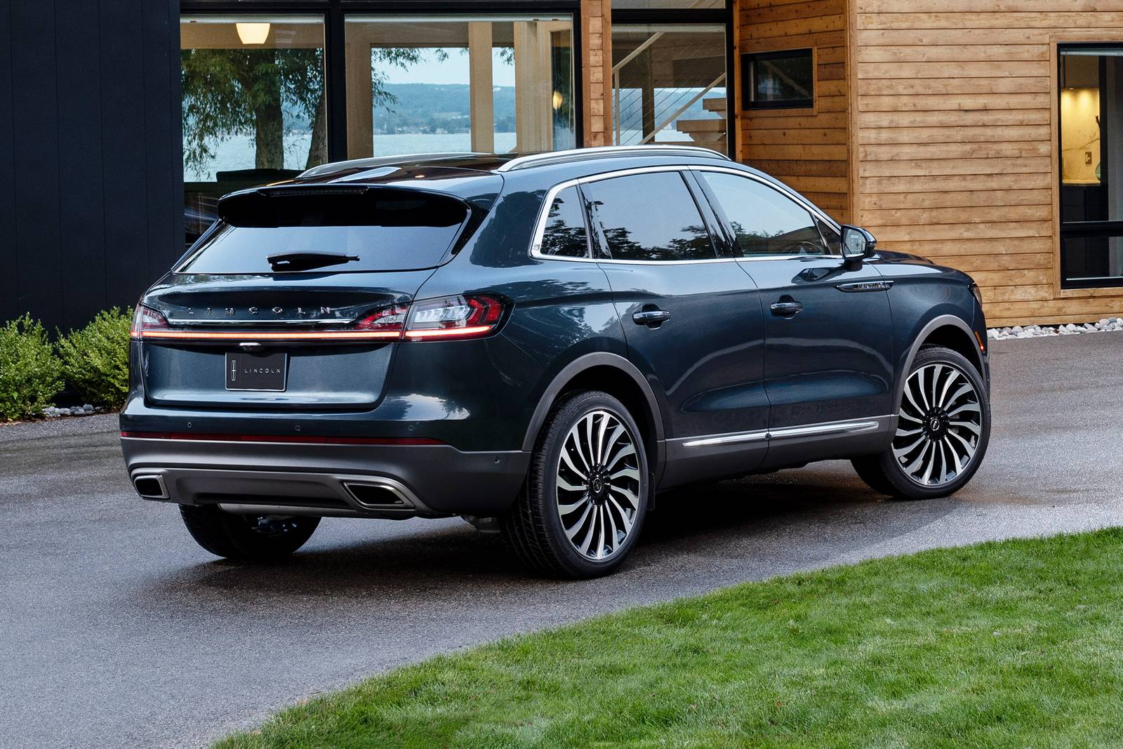 2021 Lincoln Nautilus exterior FQ