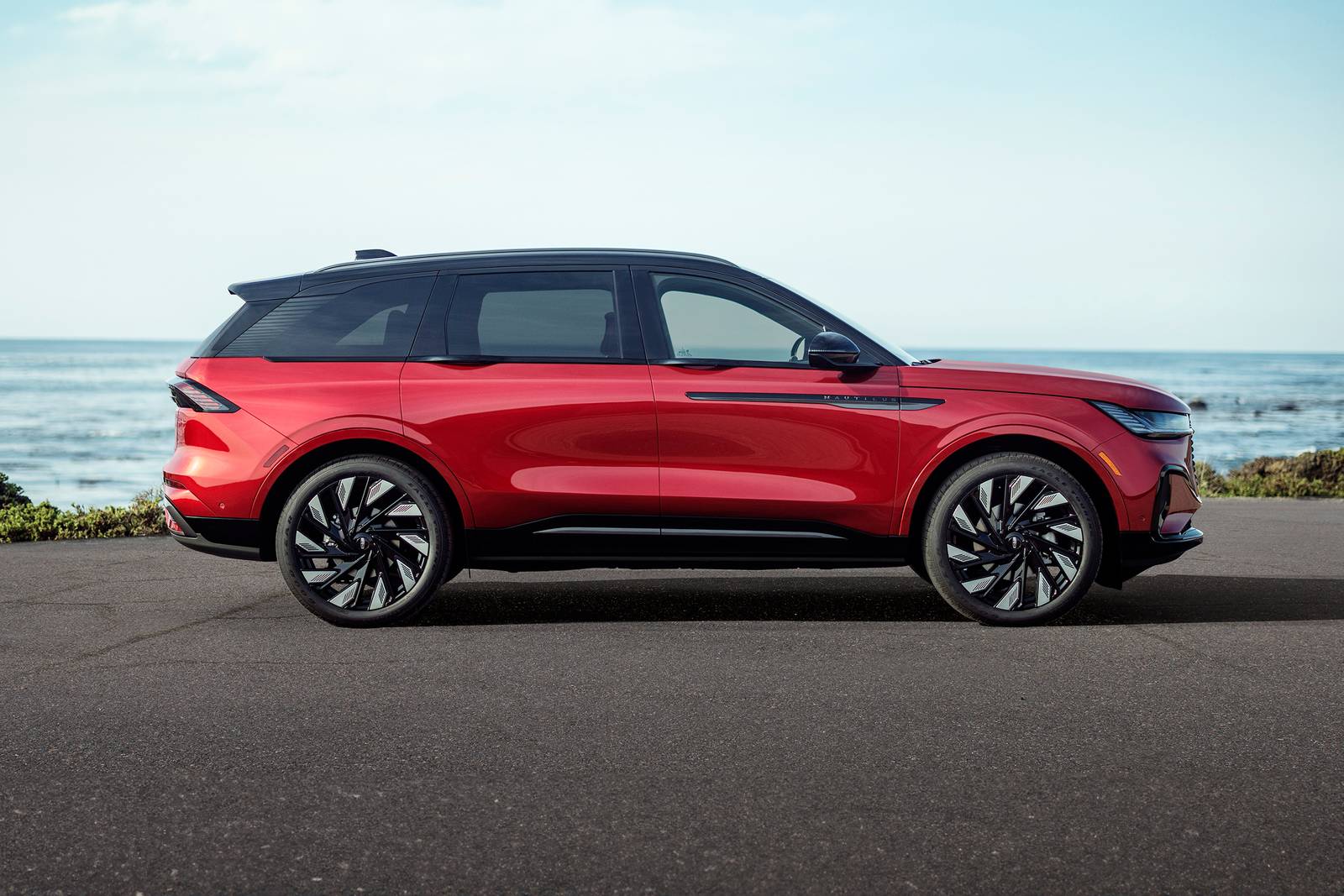 2024 Lincoln Nautilus front safety S