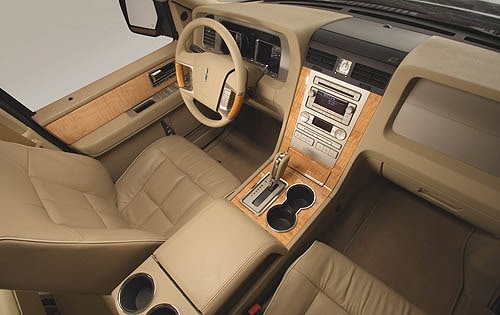2008 Lincoln Navigator interior D