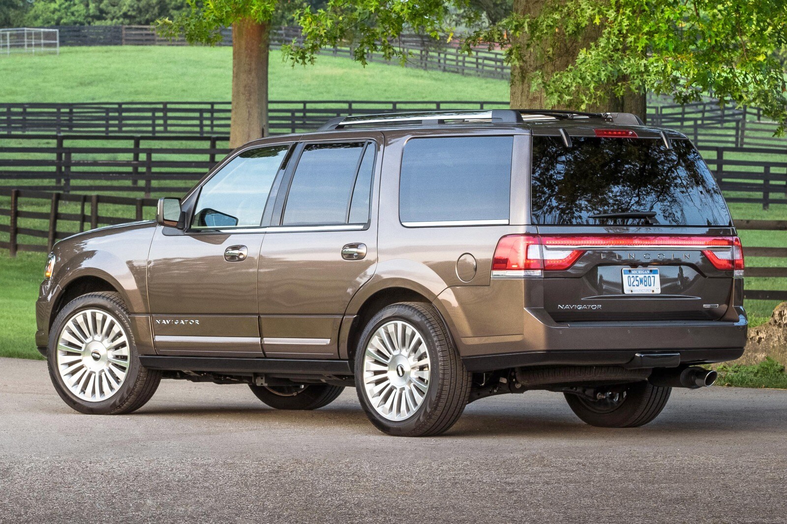2016 Lincoln Navigator exterior F