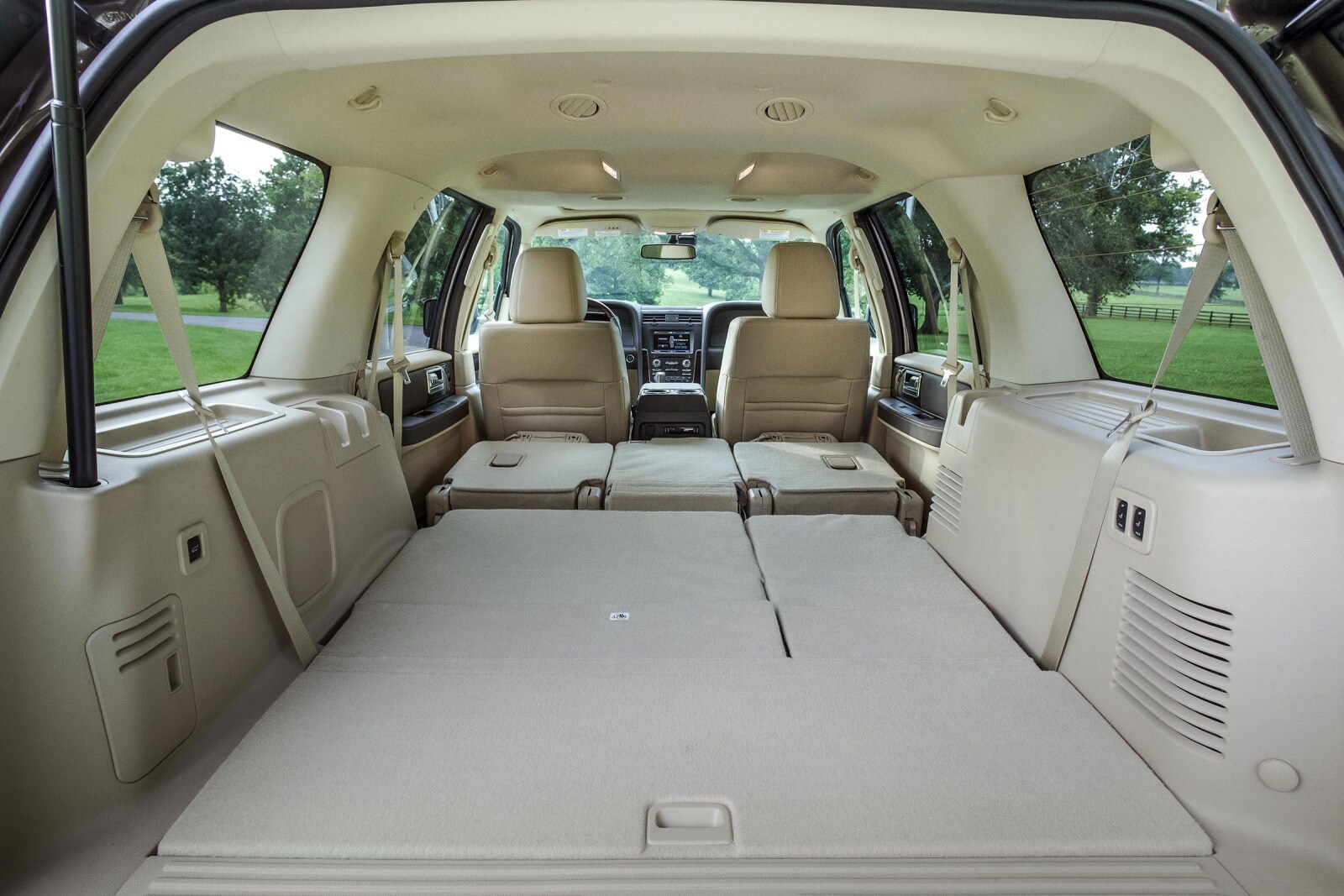 2017 Lincoln Navigator interior CARGO