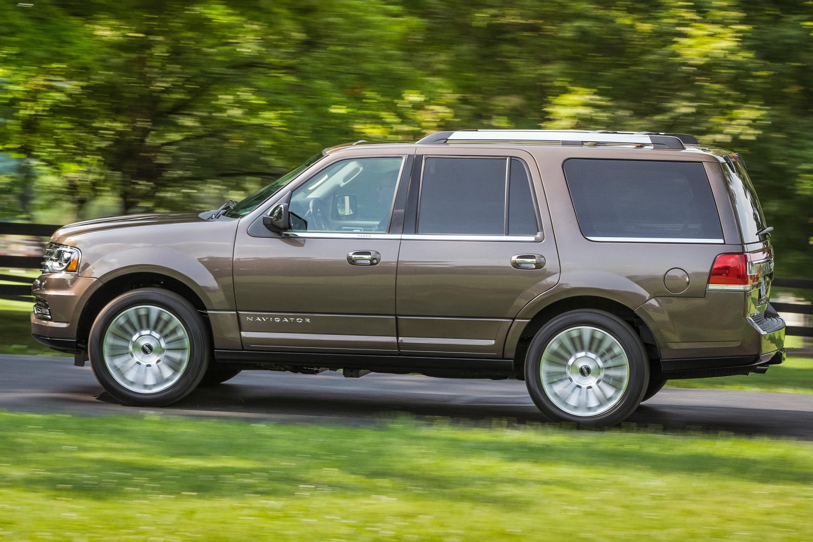 2017 Lincoln Navigator exterior F