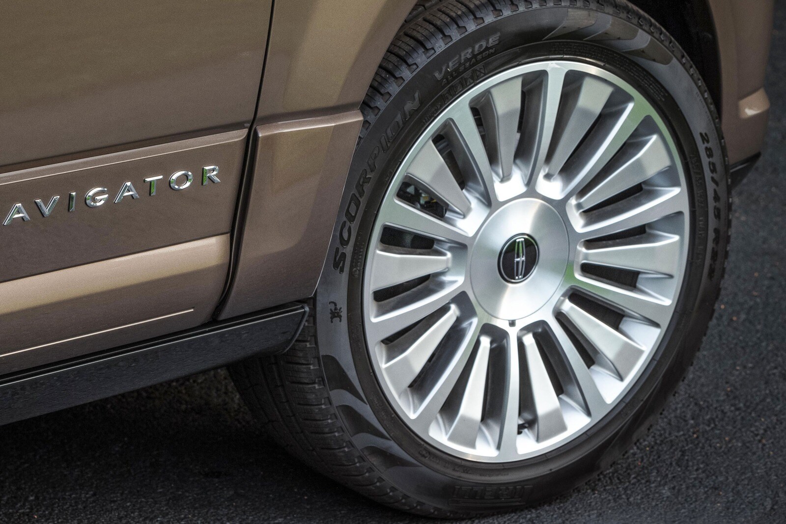 2017 Lincoln Navigator — OEM photo 4
