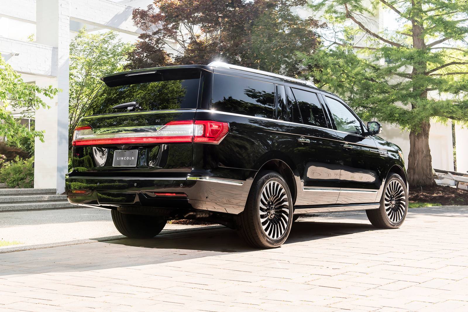 2018 Lincoln Navigator exterior FQ