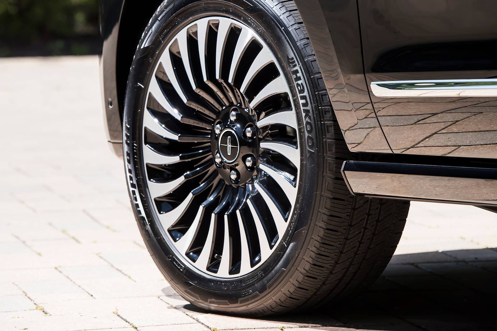 2018 Lincoln Navigator exterior W