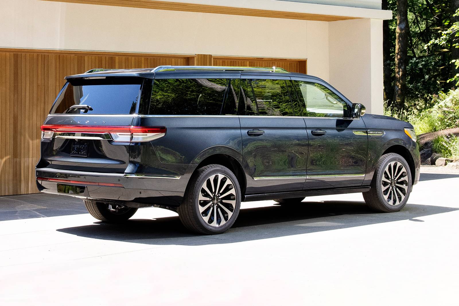 2022 Lincoln Navigator exterior FQ