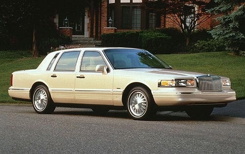 1997 Lincoln Town Car 4 Dr Signature Sedan