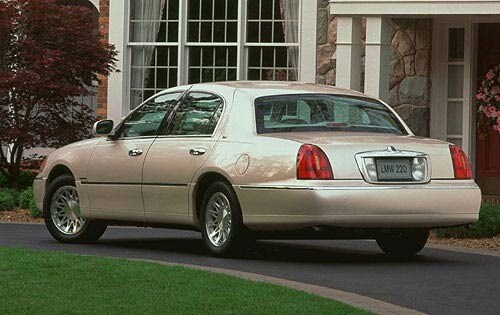 1998 Lincoln Town Car 4 Dr Executive Sedan