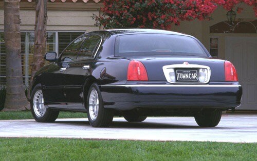 2000 Lincoln Town Car Executive 4dr Sedan