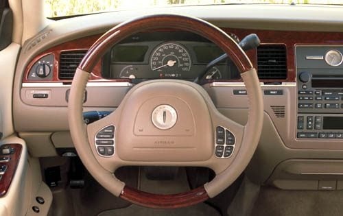 2004 Lincoln Town Car interior D