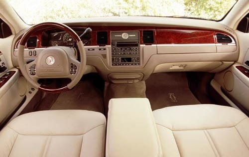 2004 Lincoln Town Car interior I
