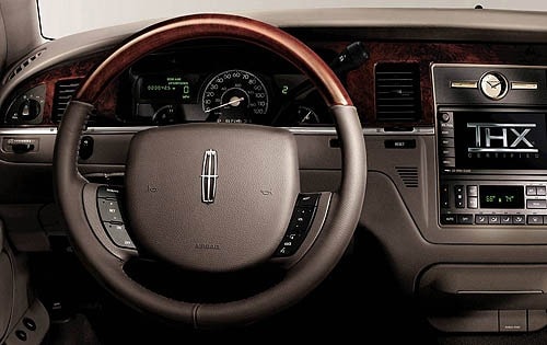 2006 Lincoln Town Car interior D