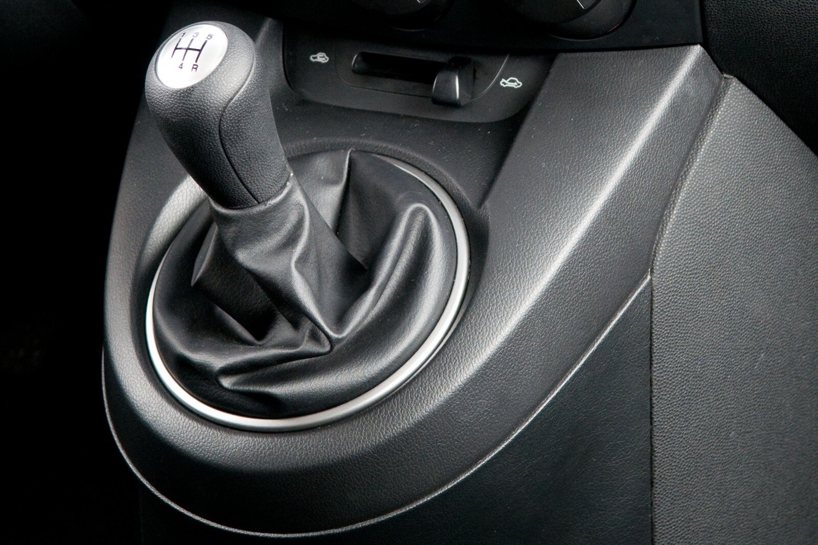 2012 Mazda 2 interior SHF