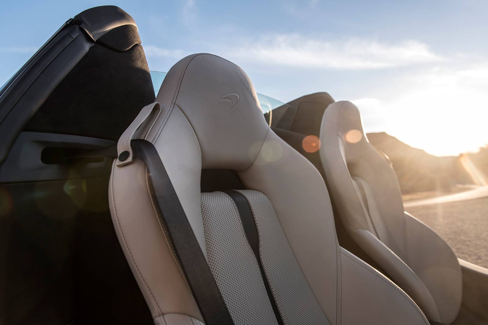 2020 McLaren 570S Spider interior DETAIL