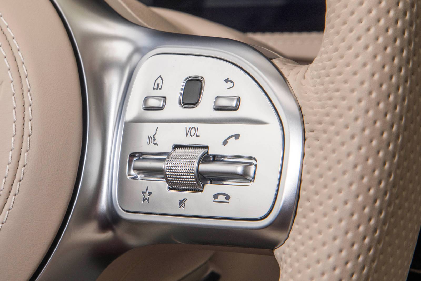 2018 Mercedes-Benz Maybach interior AUXCTRL