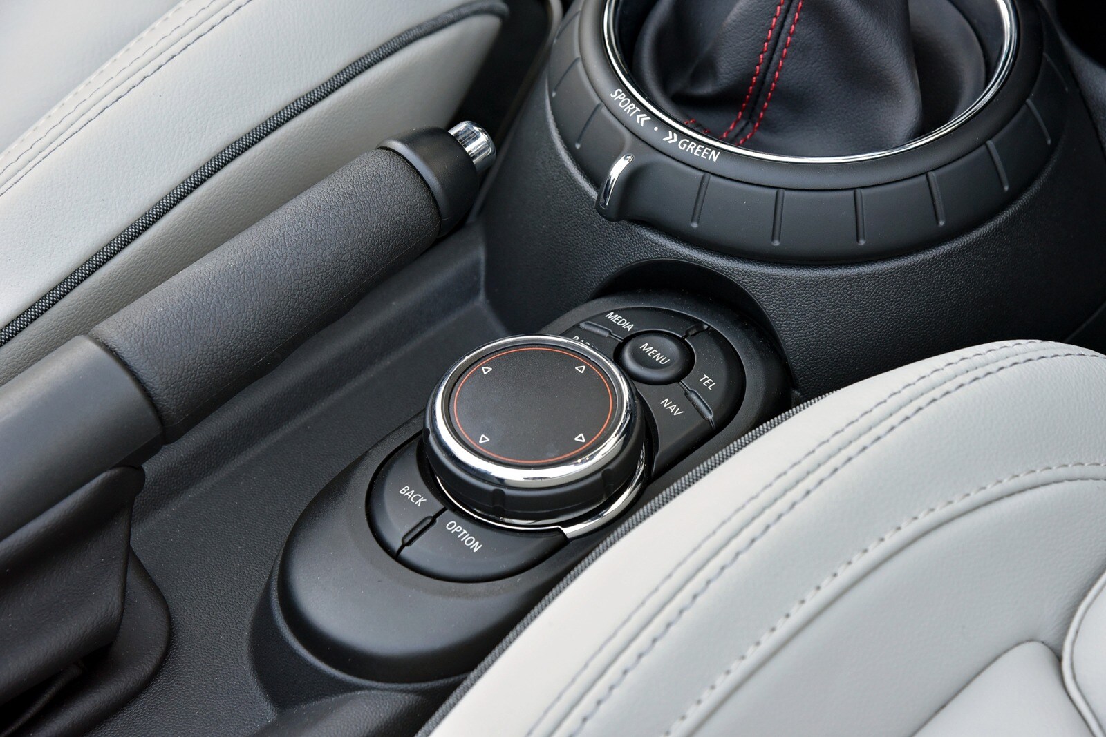 2016 Mini Cooper interior AUXCTRL