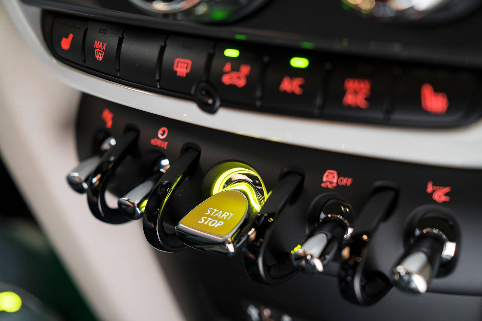 2018 MINI Countryman front safety DETAIL