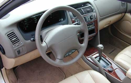 2000 Mitsubishi Diamante interior I
