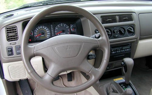 2000 Mitsubishi Montero Sport interior D