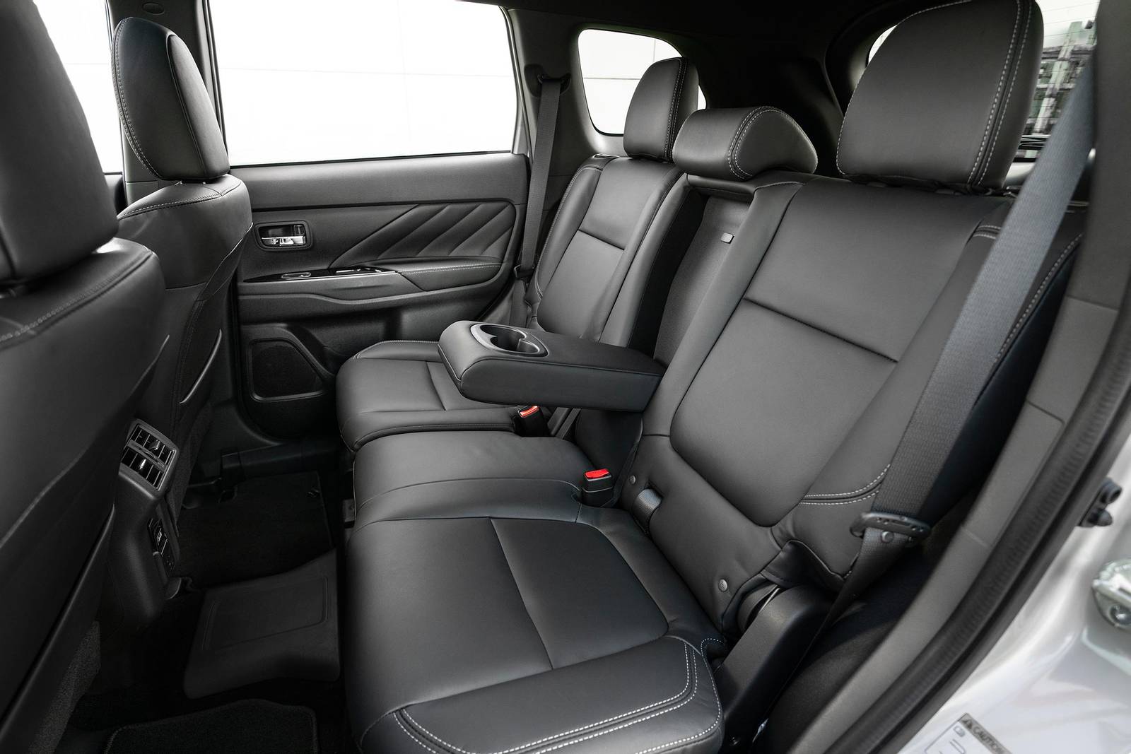 2019 Mitsubishi Outlander interior RI