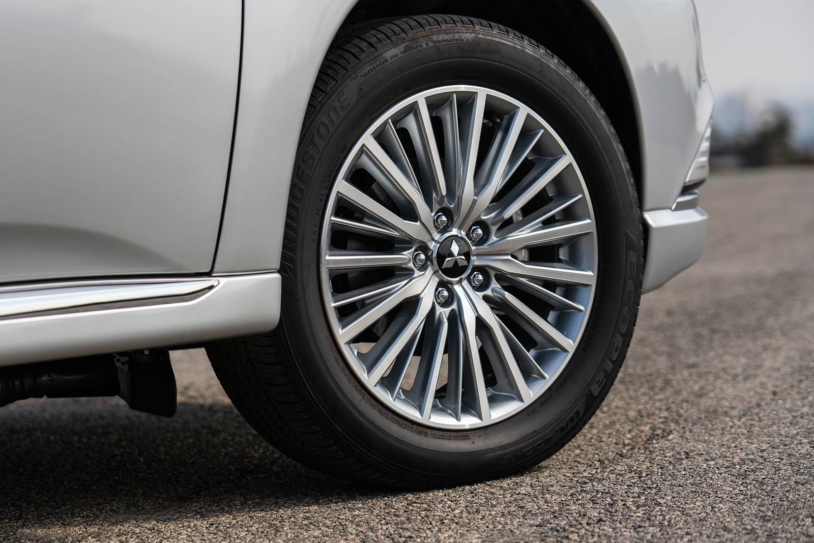 2019 Mitsubishi Outlander exterior W