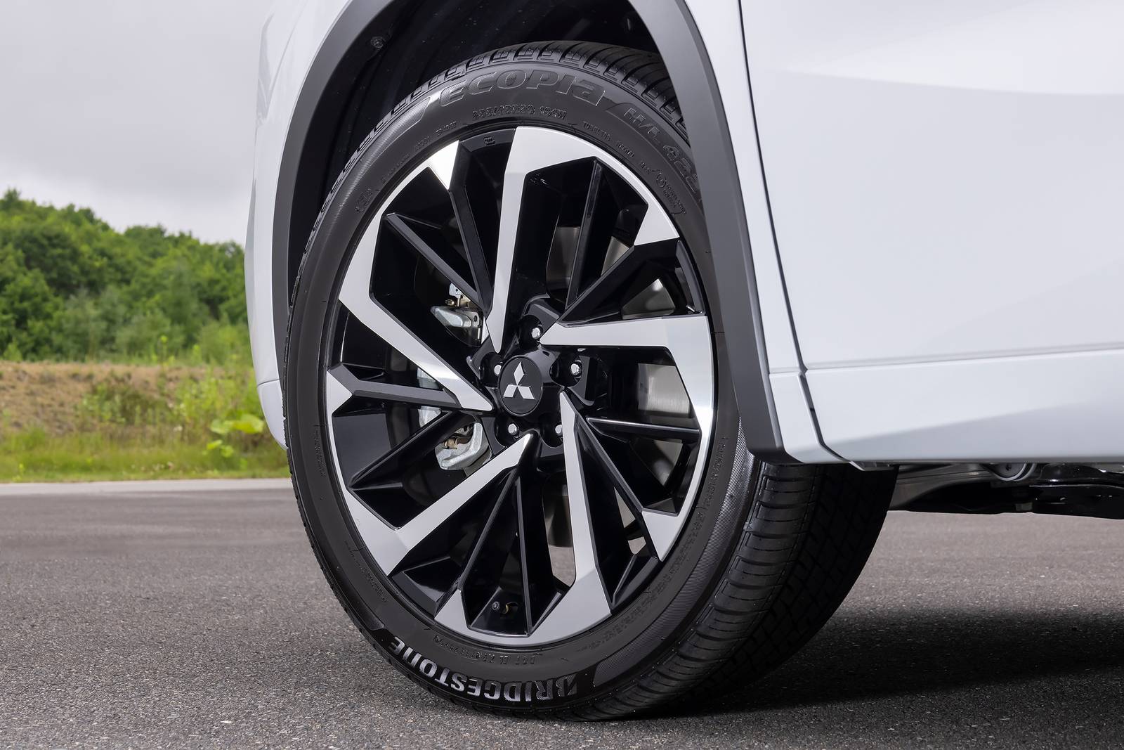 2025 Mitsubishi Outlander exterior W