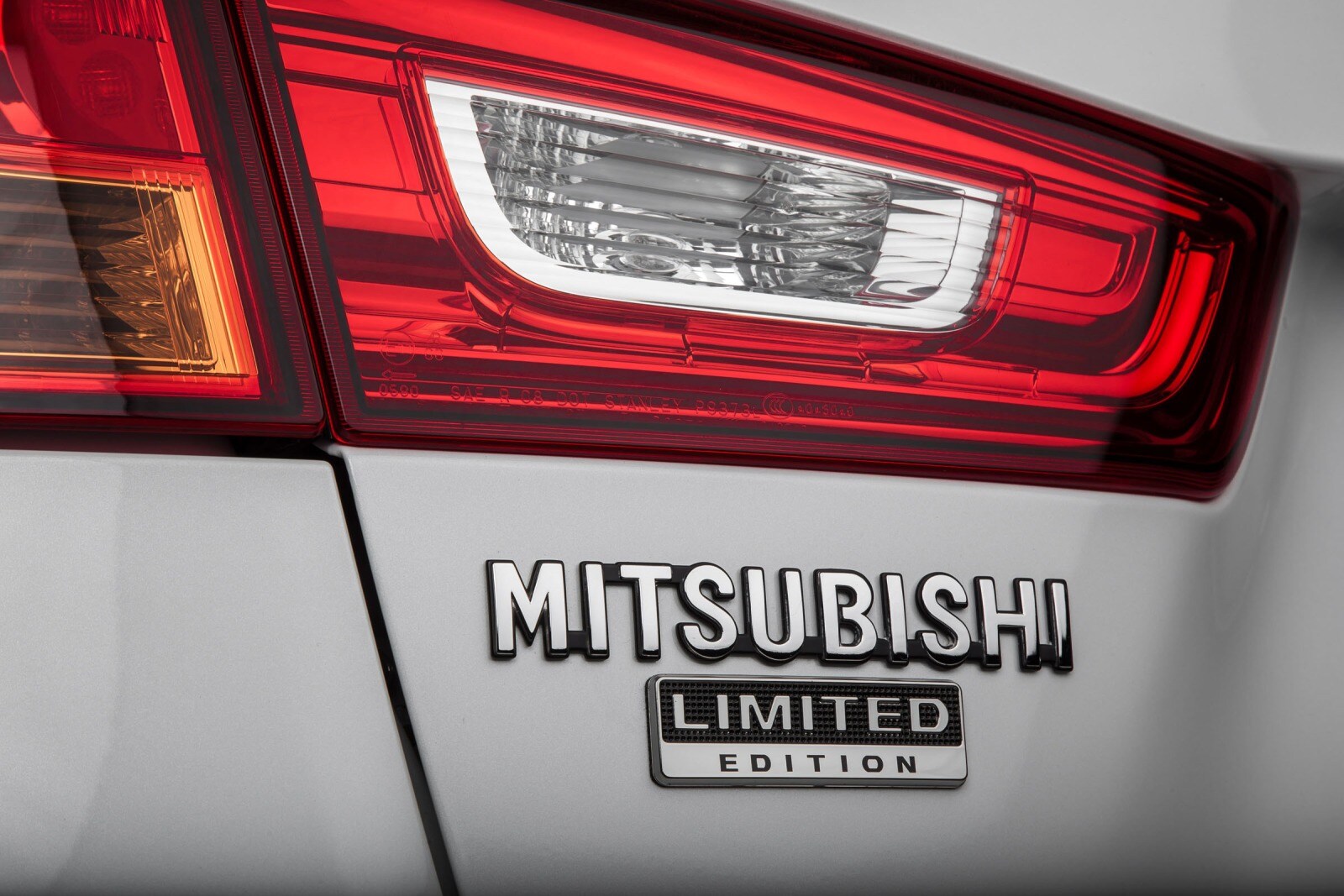 2013 Mitsubishi Outlander exterior RBDG