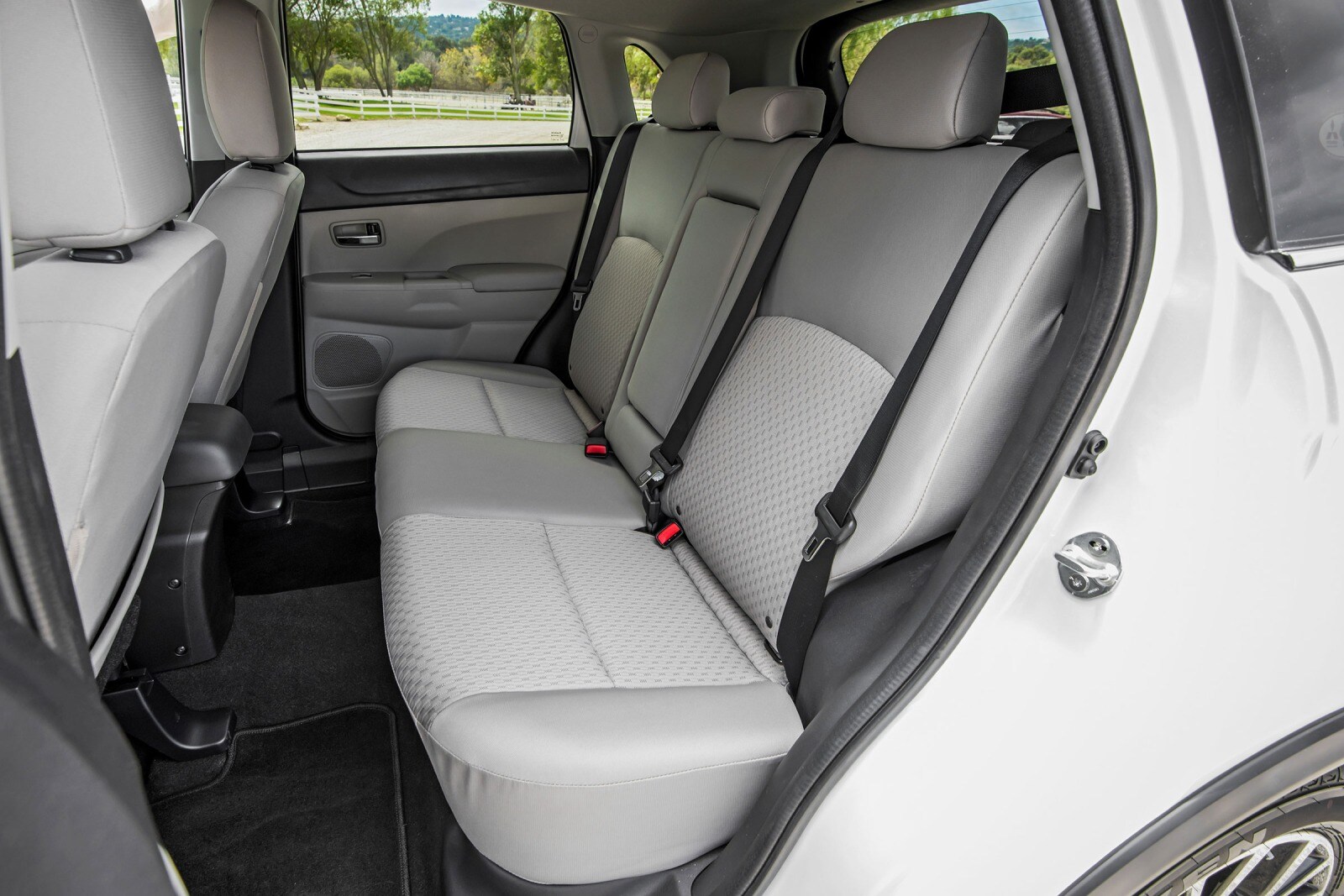 2016 Mitsubishi Outlander interior RI