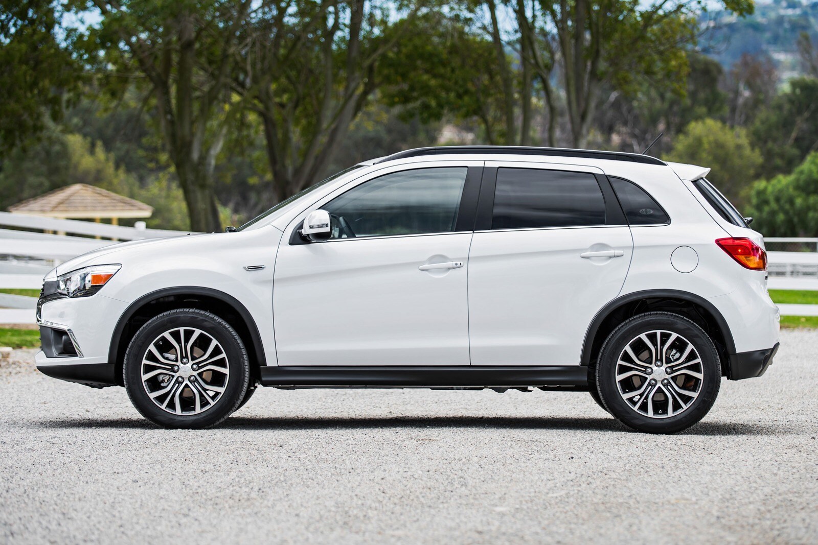 2016 Mitsubishi Outlander exterior FQ