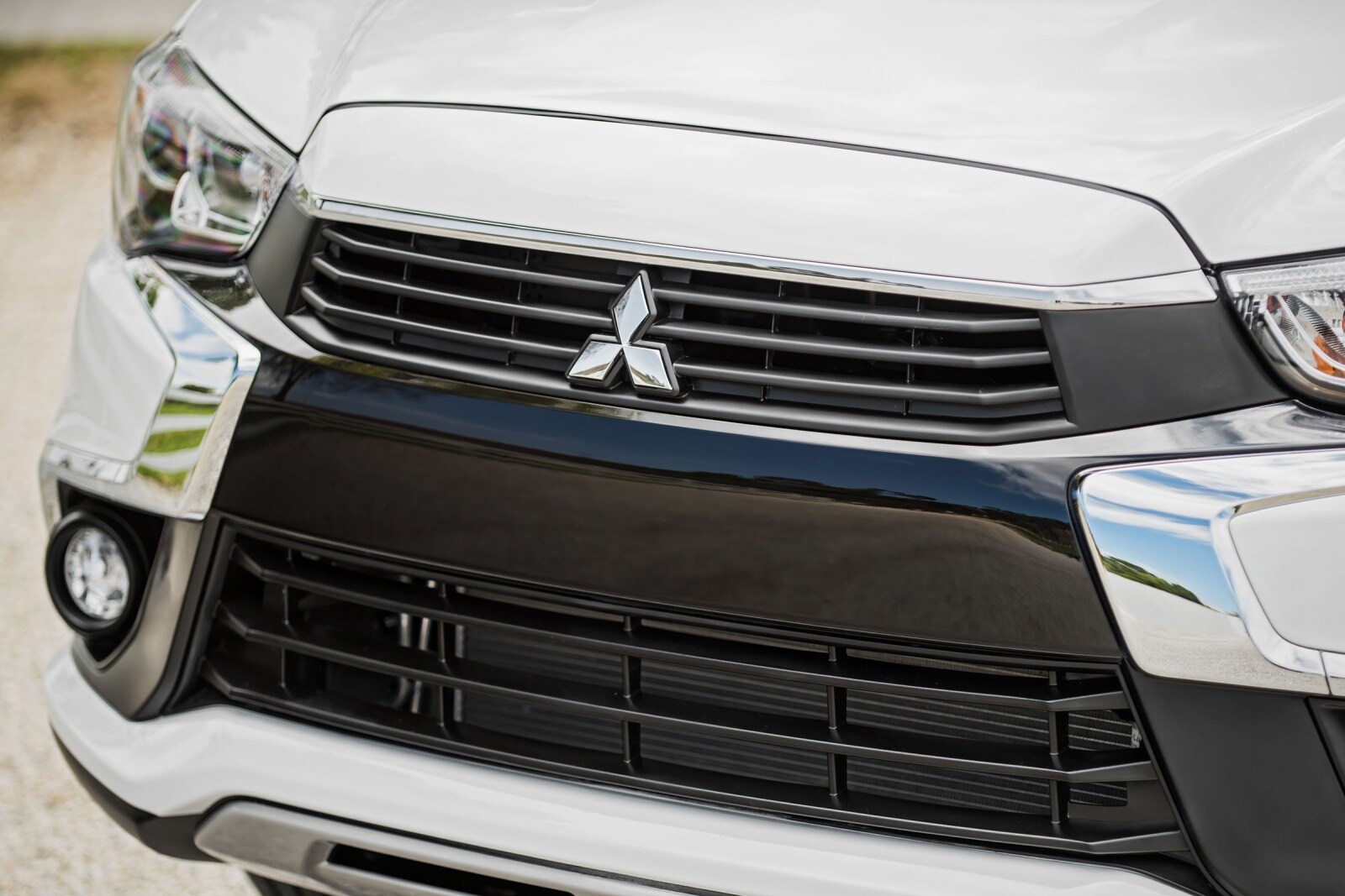 2016 Mitsubishi Outlander exterior FBDG