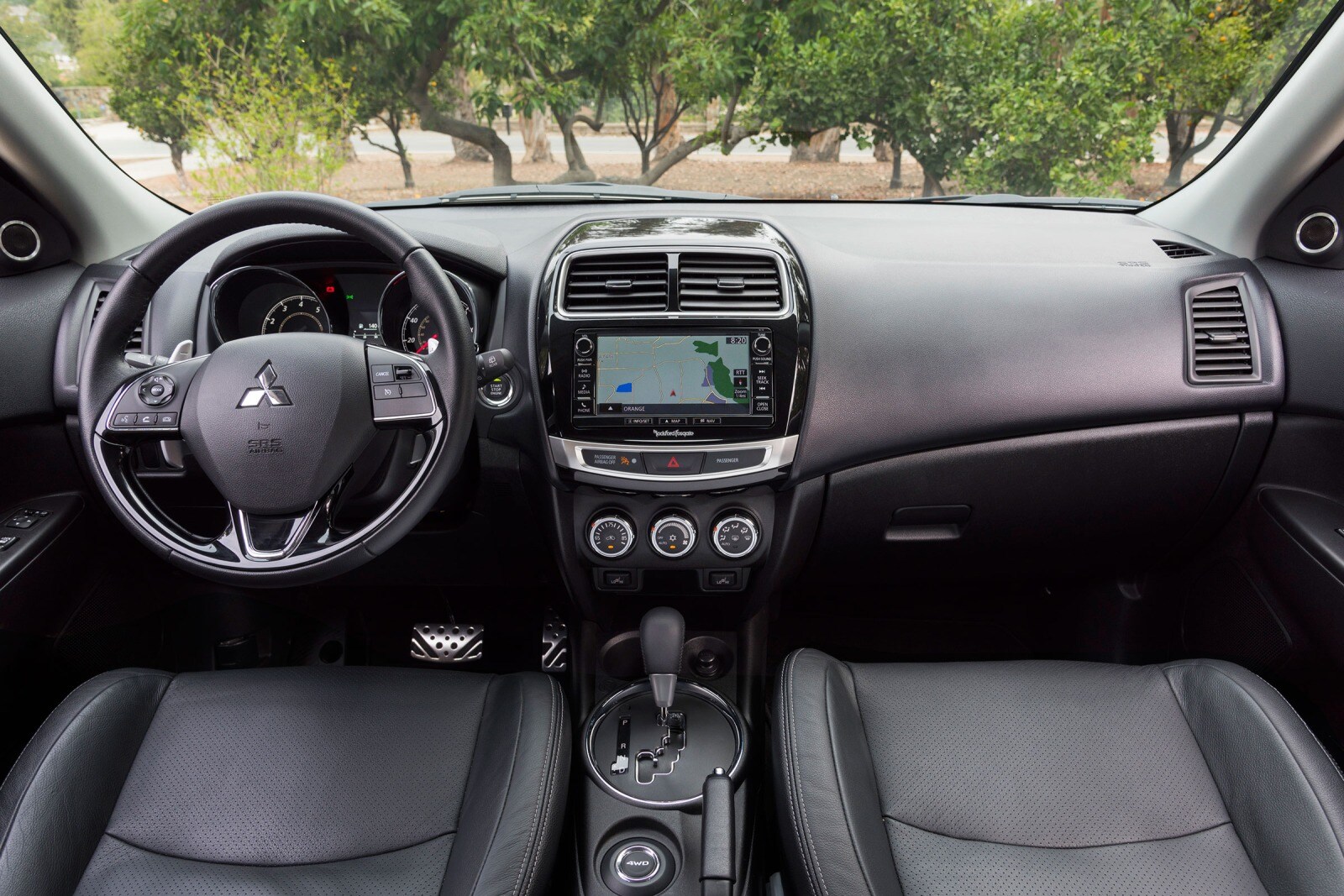 2017 Mitsubishi Outlander interior D
