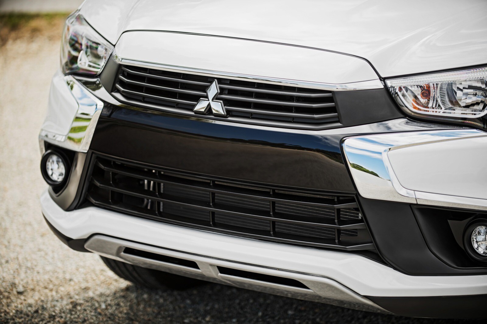 2017 Mitsubishi Outlander exterior FBDG