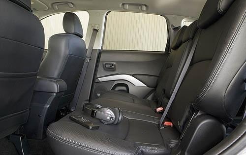 2008 Mitsubishi Outlander interior RI