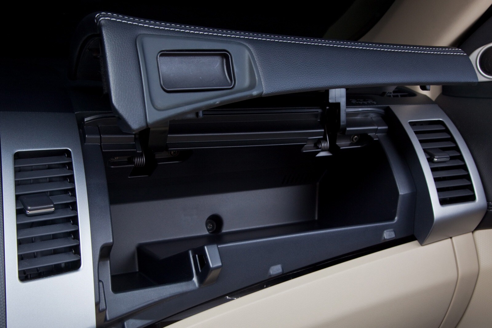 2010 Mitsubishi Outlander interior DETAIL