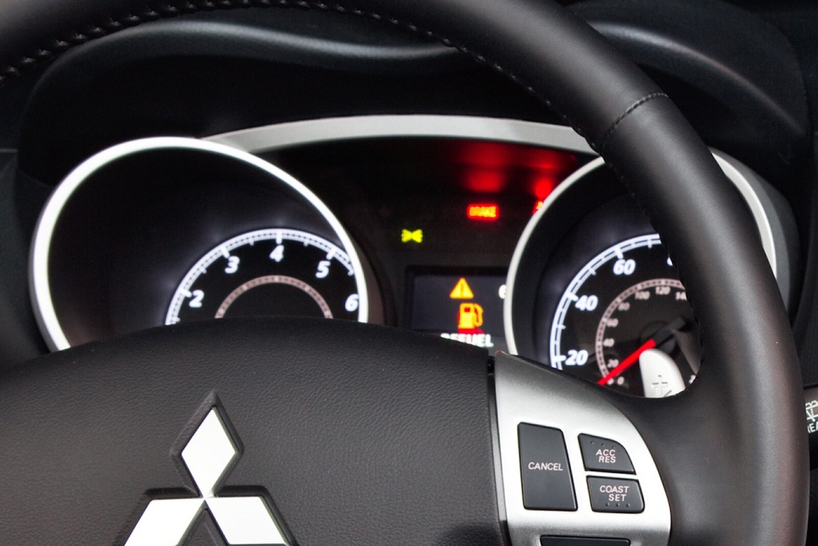 2010 Mitsubishi Outlander interior G