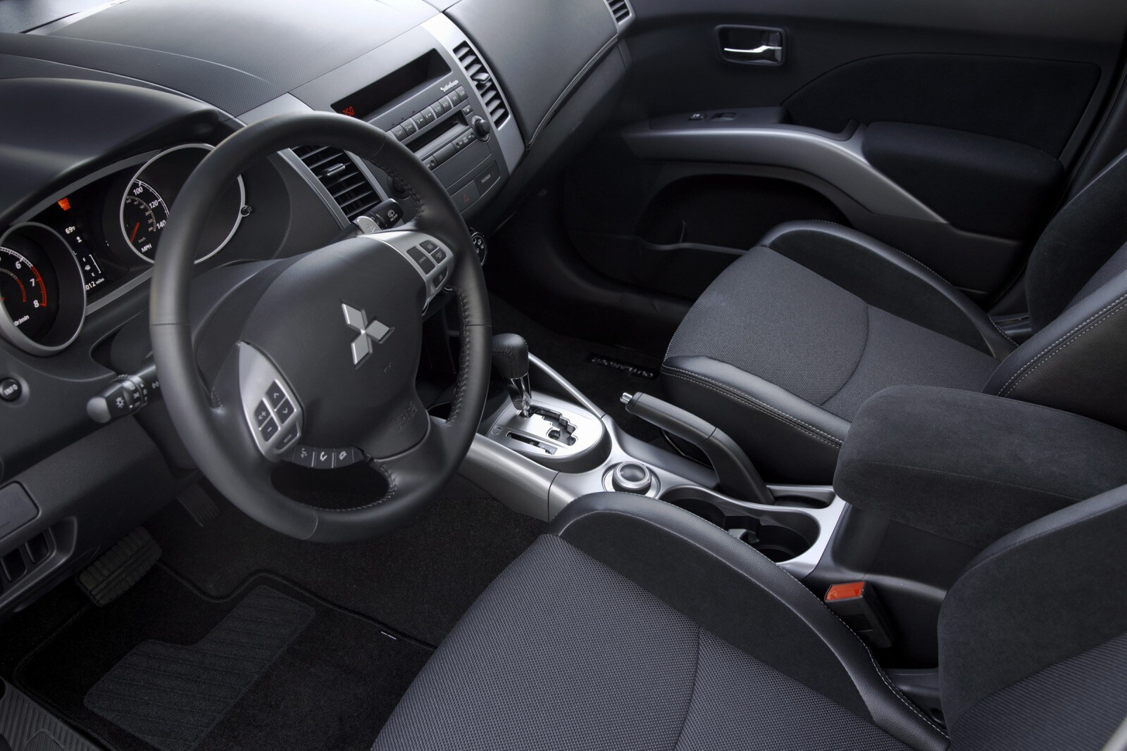 2010 Mitsubishi Outlander interior I