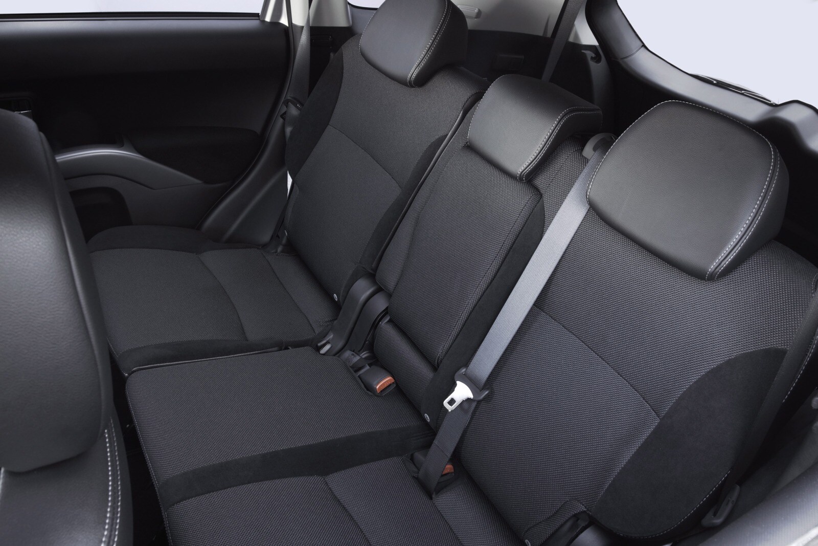 2010 Mitsubishi Outlander interior RI