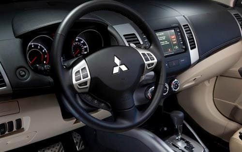 2011 Mitsubishi Outlander interior DETAIL