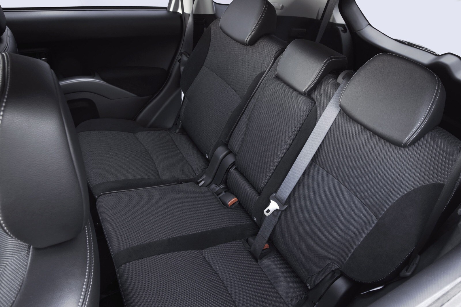 2012 Mitsubishi Outlander interior RI