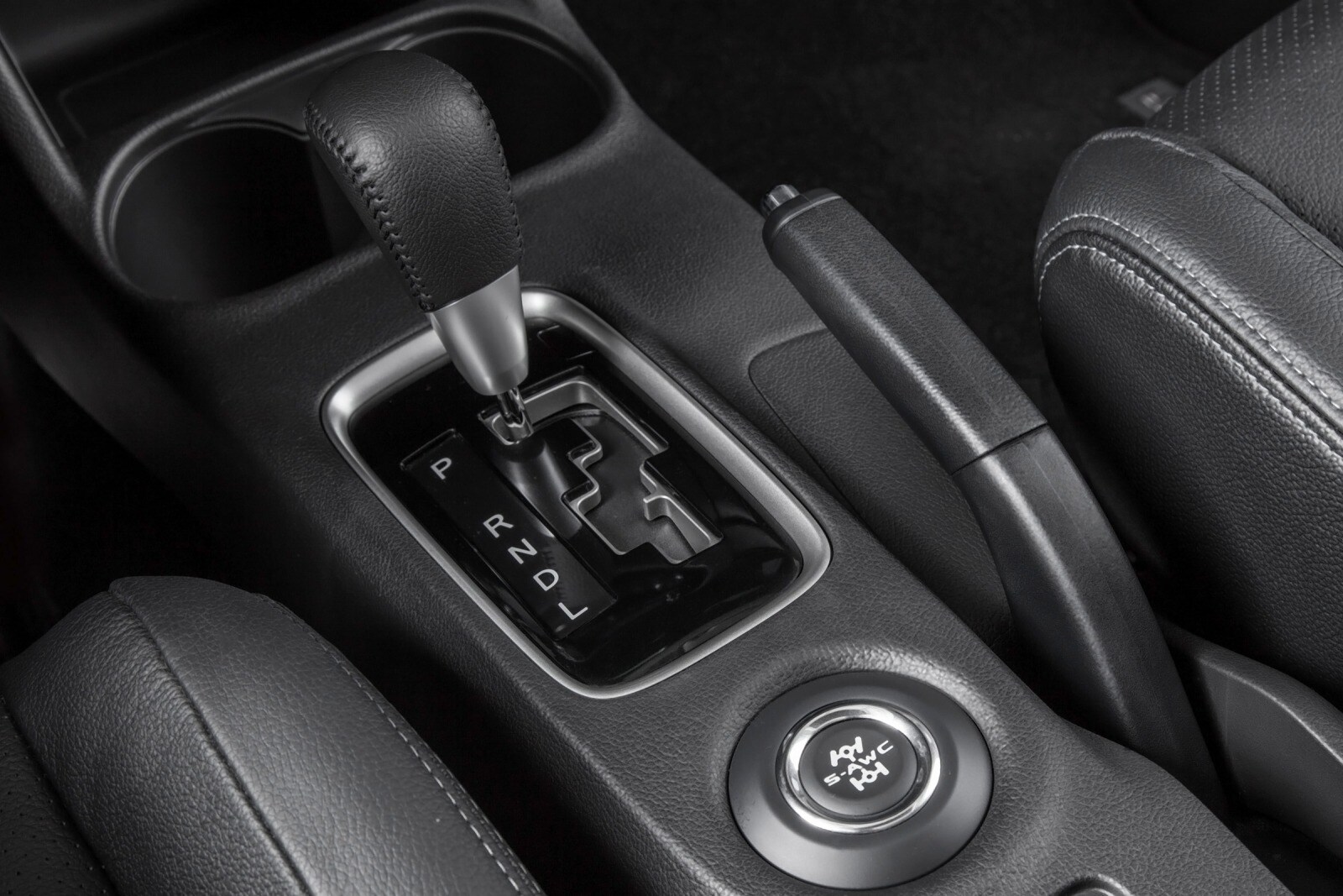 2014 Mitsubishi Outlander interior SHF