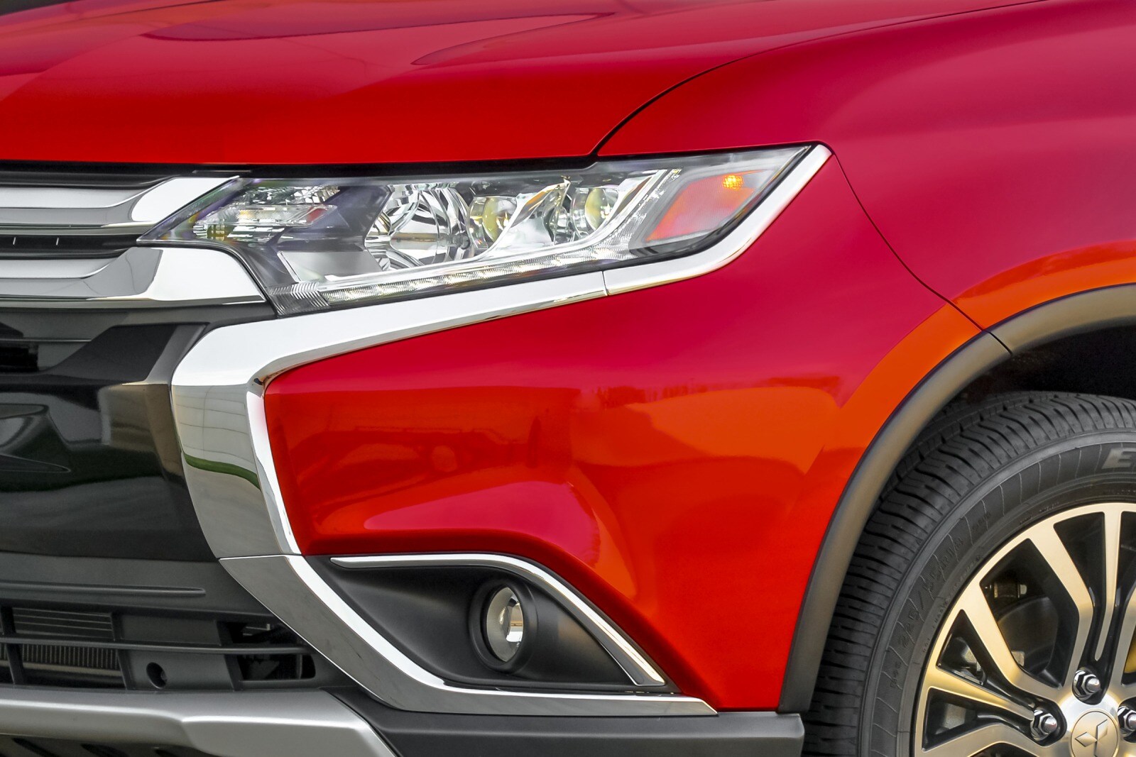 2016 Mitsubishi Outlander exterior EDETAIL