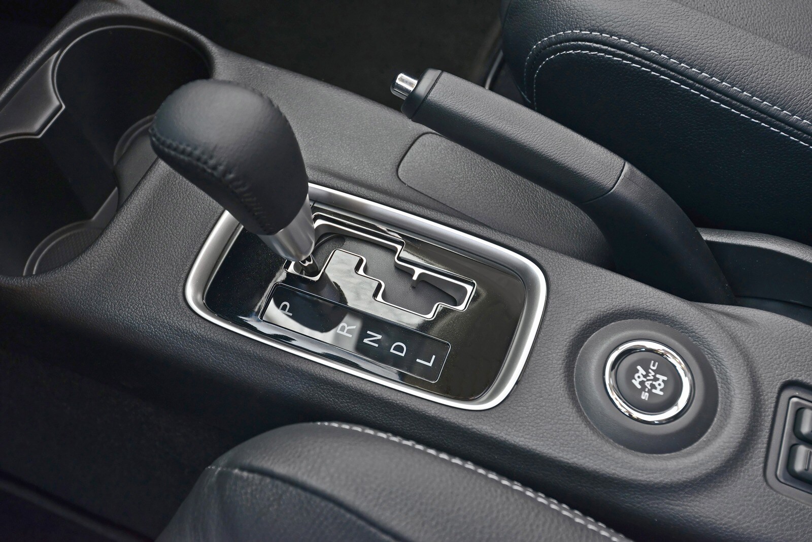 2016 Mitsubishi Outlander interior SHF