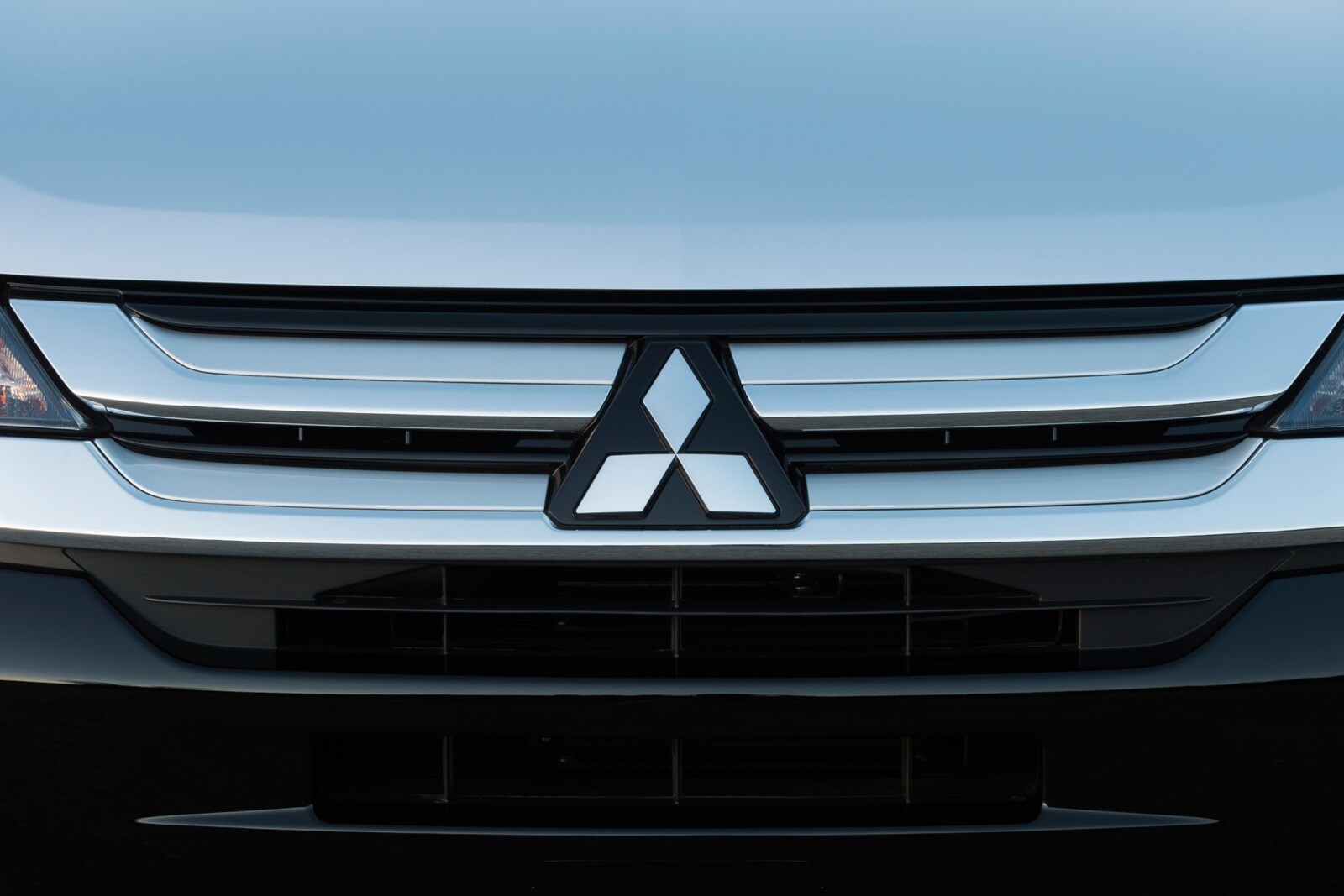 2017 Mitsubishi Outlander exterior FBDG