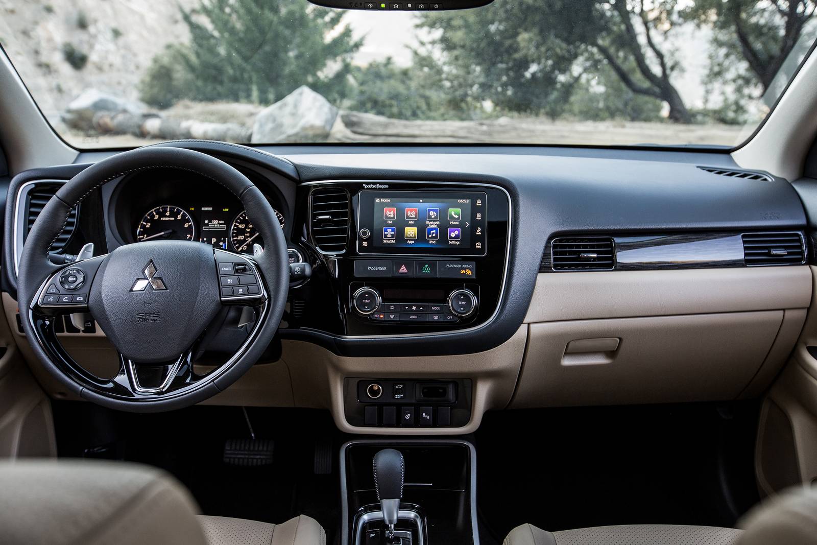 2018 Mitsubishi Outlander interior D